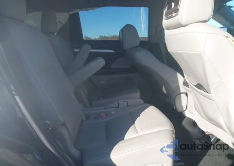 2015 Toyota Highlander Xle V6 z USA, uszkodzony, nr VIN 5TDKKRFH9FS090436